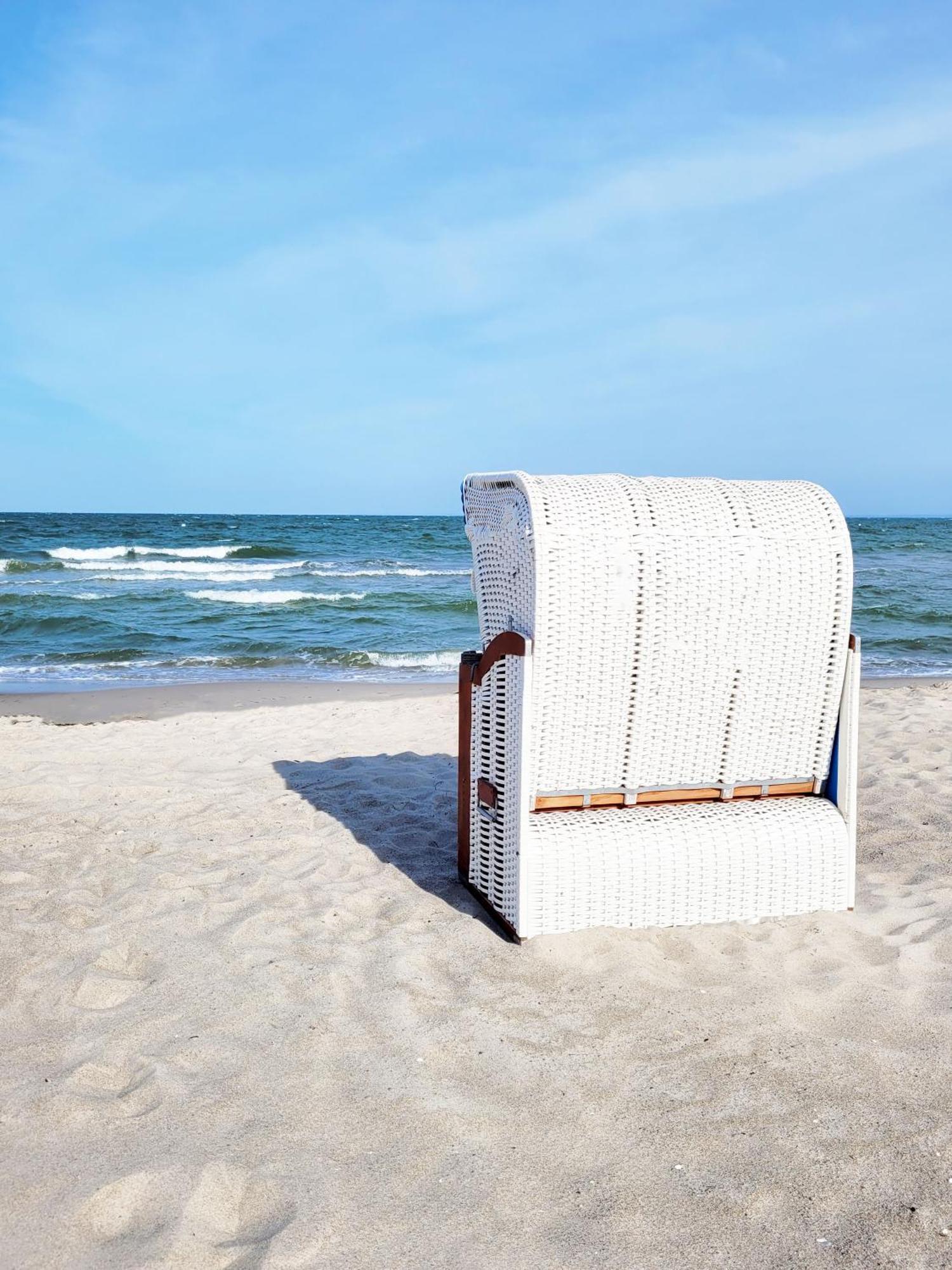 Strandnahe Moderne: Ferienwohnung mit Parkplatz und Garten Scharbeutz Exterior photo