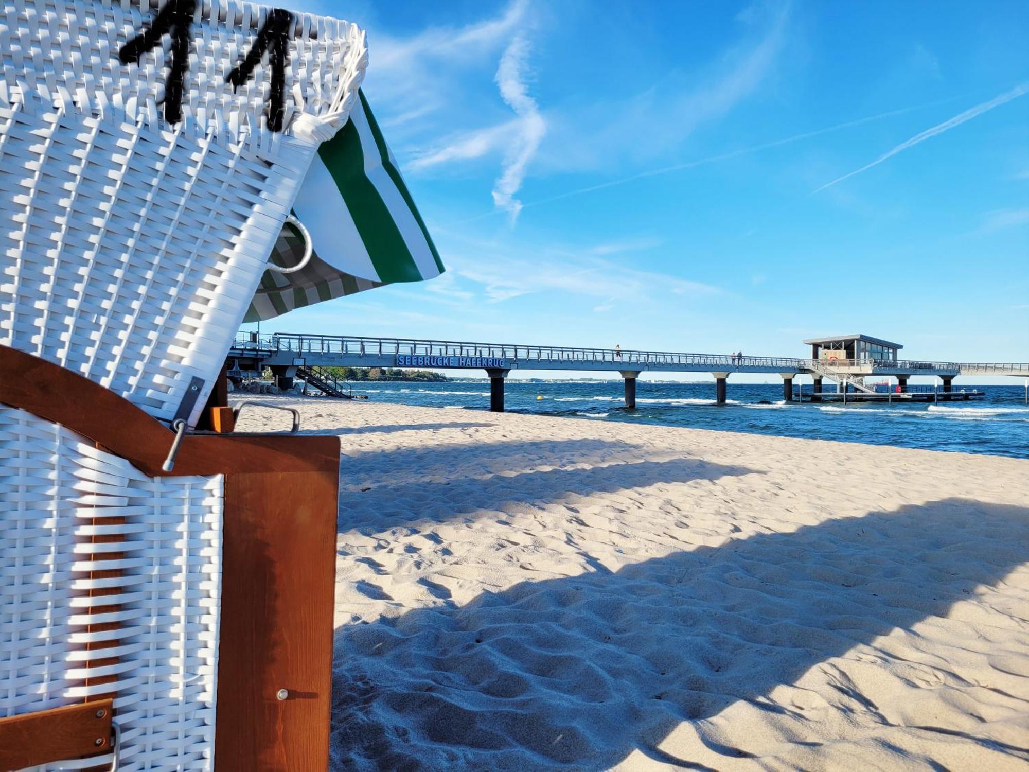 Strandnahe Moderne: Ferienwohnung mit Parkplatz und Garten Scharbeutz Exterior photo